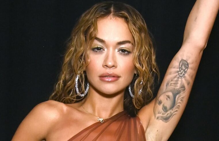 Vestido de látex transparente de Rita Ora e tanga nude |  Fotos