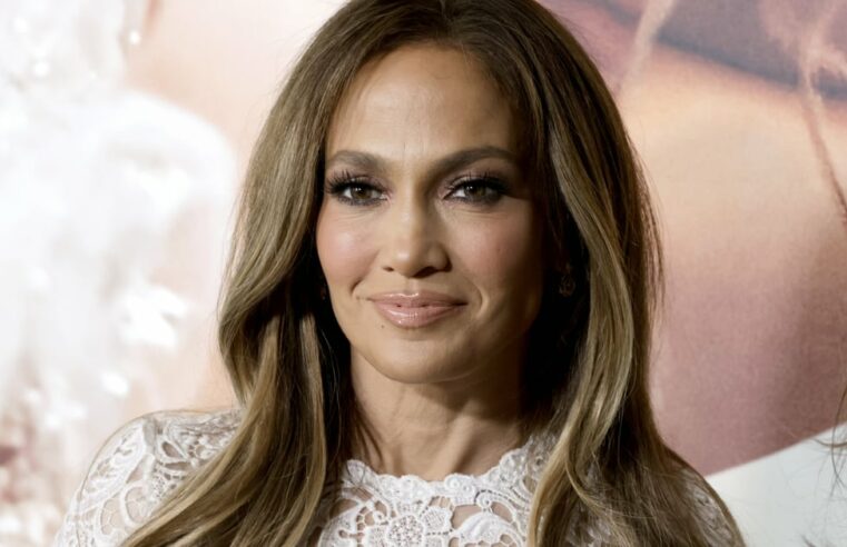 Vestido maxi branco de Jennifer Lopez no Instagram