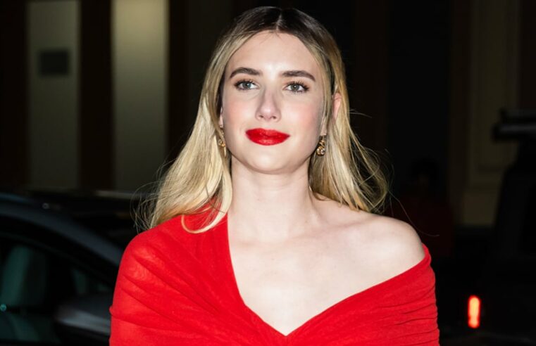 Vestido vermelho transparente de Emma Roberts na triagem Maybe I Do