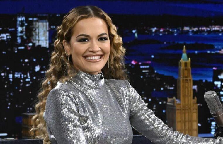 Rita Ora apresenta anel de noivado de esmeralda