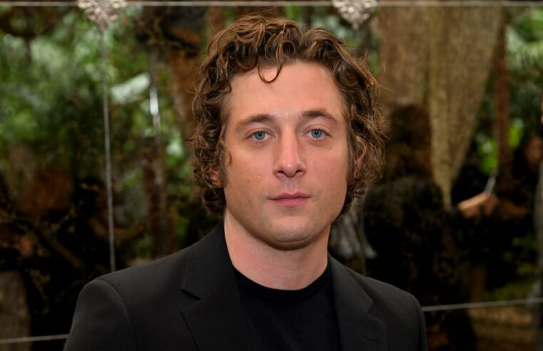 Regata de malha de Jeremy Allen White na Vanity Fair