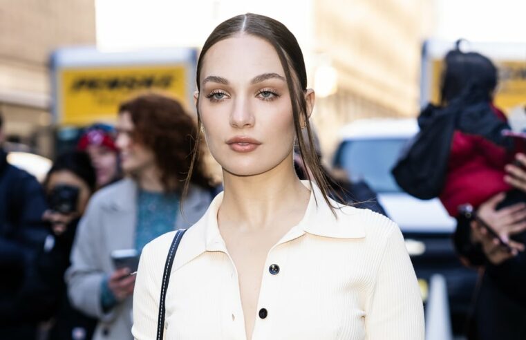 A roupa de Maddie Ziegler no desfile de outono de 2023 da Proenza Schouler