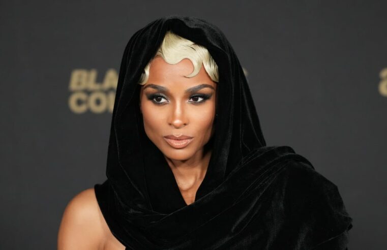 Ciara usa um vestido com capuz para Black Music Collective