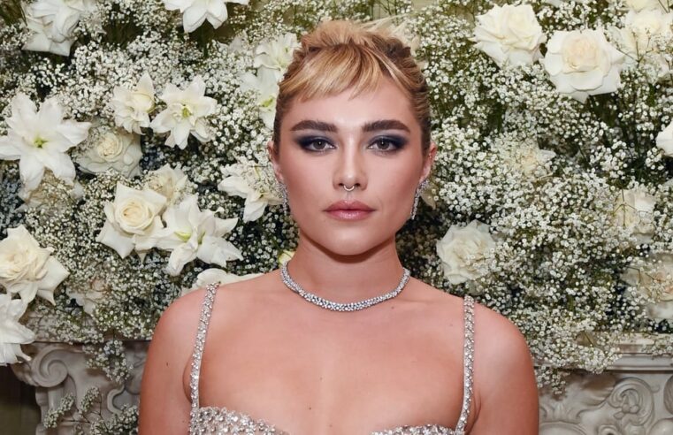 Florence Pugh Minivestido de lantejoulas Valentino, pós-festa do BAFTA