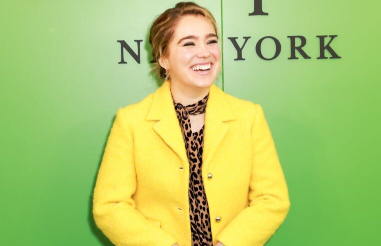 Haley Lu Richardson na apresentação de outono de 2023 de Kate Spade