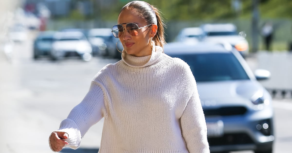 J Lo usa calça cargo jeans folgada com bolsos grandes