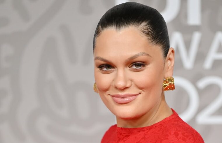 Jessie J revela sua barriga de grávida no Brits de 2023