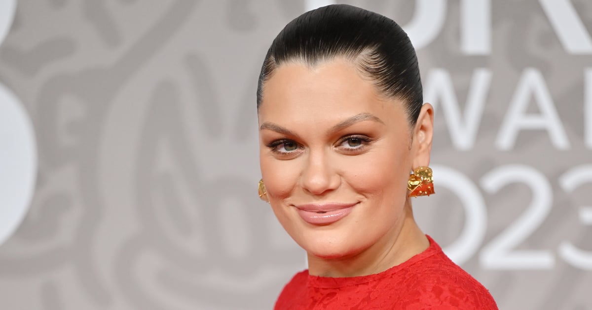 Jessie J revela sua barriga de grávida no Brits de 2023