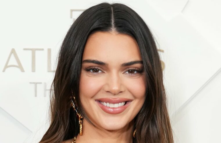 Kendall Jenner usa biquíni fio dental verde no Instagram