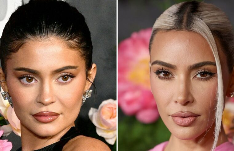 Kim Kardashian e Kylie Jenner parecem gêmeas de biquíni