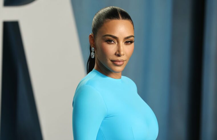 Kim Kardashian não pode andar de vermelho Look na Semana de Moda de Milão