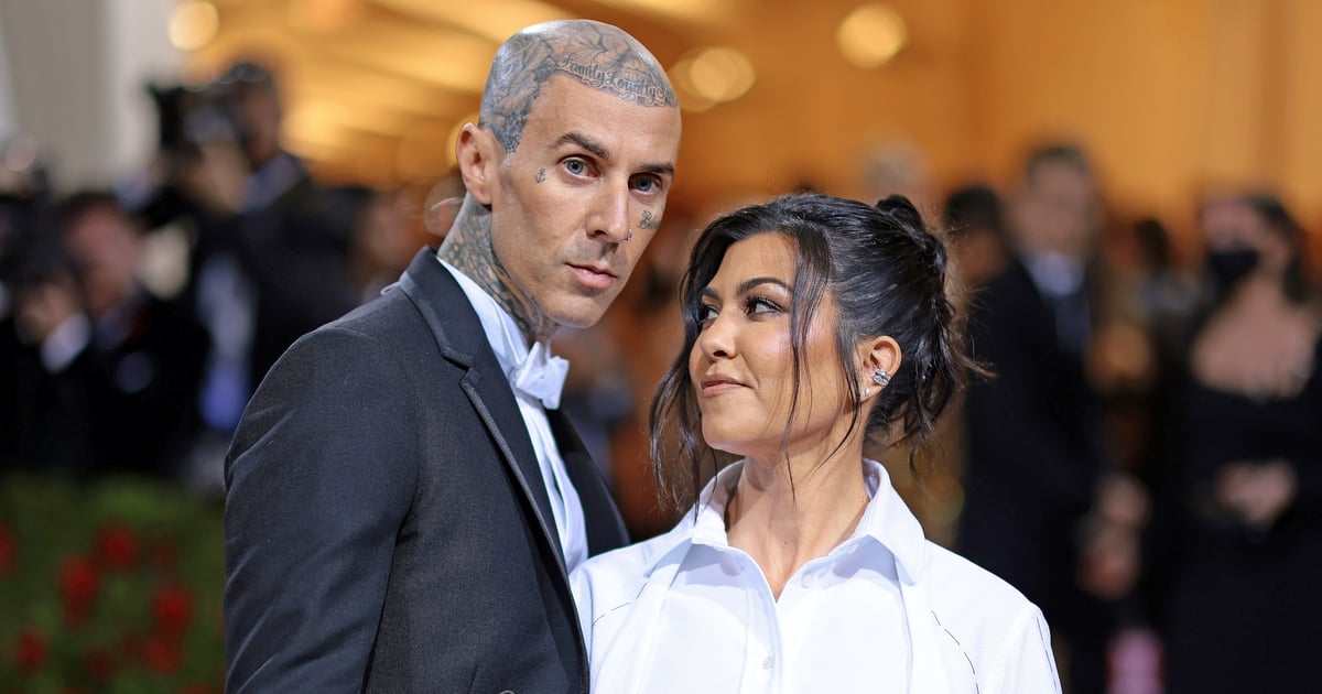 Kourtney Kardashian e Travis Barker usam casacos de caveira combinando