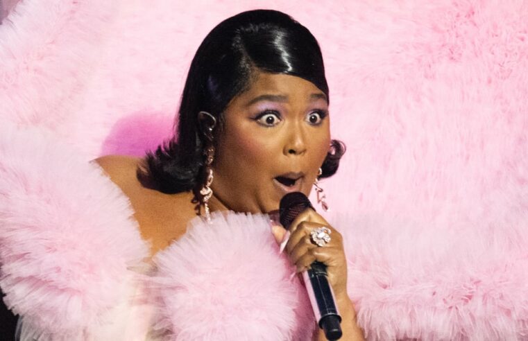 Lizzo usa um vestido Fluffy Pink Act N ° 1 no Brit Awards