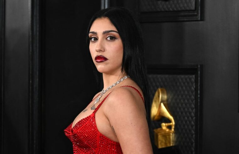 Lourdes Leon usa um vestido de sutiã cone para o Grammy 2023