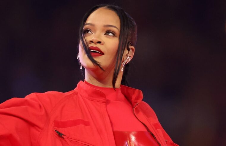 Macacão vermelho de Rihanna no show do intervalo do Super Bowl