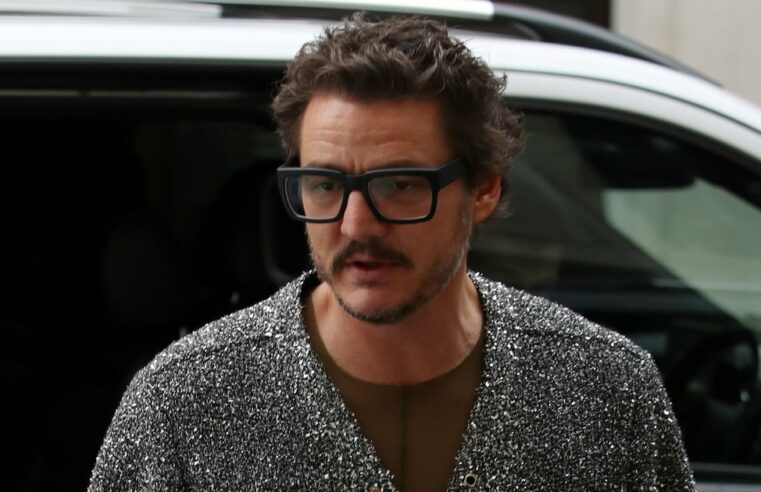 O cardigã brilhante de Pedro Pascal prova que ele é um ícone de estilo