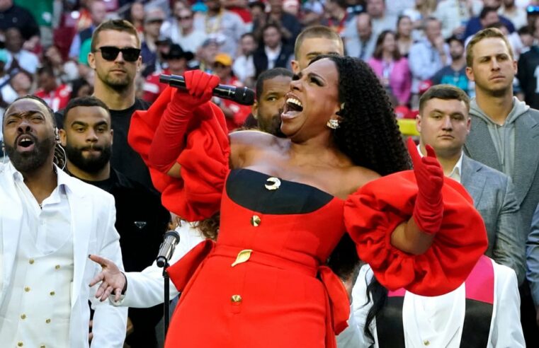 O terninho vermelho de Sheryl Lee Ralph no Super Bowl 2023