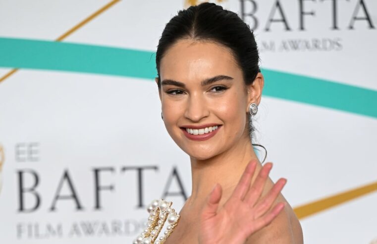 O vestido de Tamara Ralph de Lily James no BAFTA de 2023