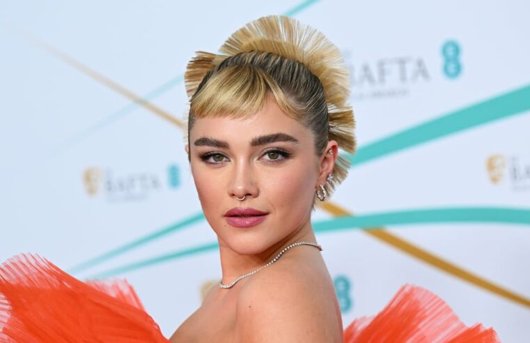 O vestido vermelho transparente de Florence Pugh no BAFTA de 2023