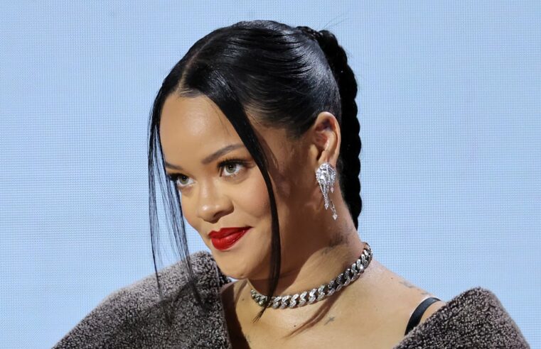 Rihanna usa anel da mãe em coletiva de imprensa no Super Bowl