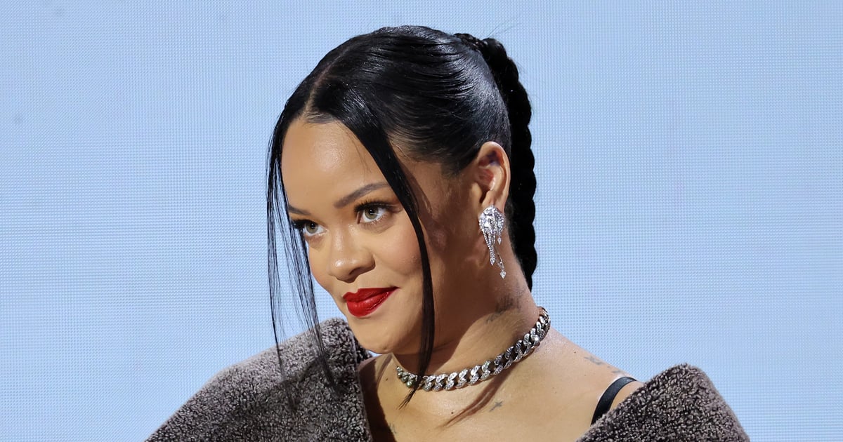 Rihanna usa anel da mãe em coletiva de imprensa no Super Bowl