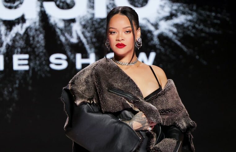 Rihanna veste crocodilo na coletiva de imprensa do Super Bowl