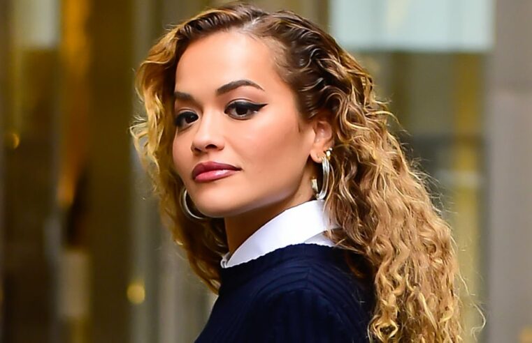 Rita Ora usa botas controversas em NYC |  Fotos