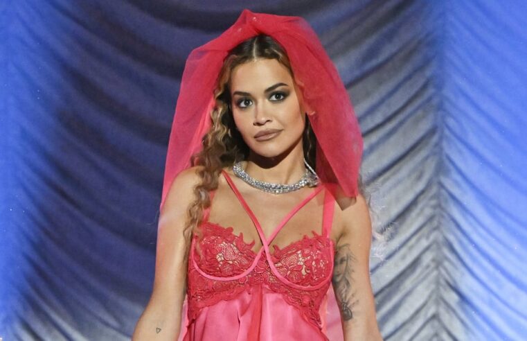 Rita Ora usa lingerie Versace rosa no The Tonight Show