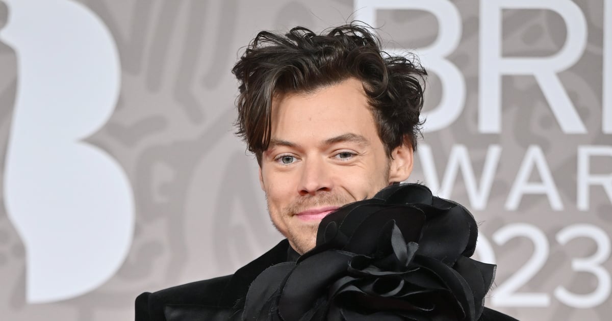 Terno Peplum de Harry Styles e cabelo tingido no Brits 2023
