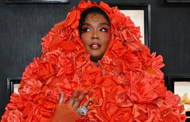 Vestido de capa floral de Lizzo no Grammy 2023 |  Fotos