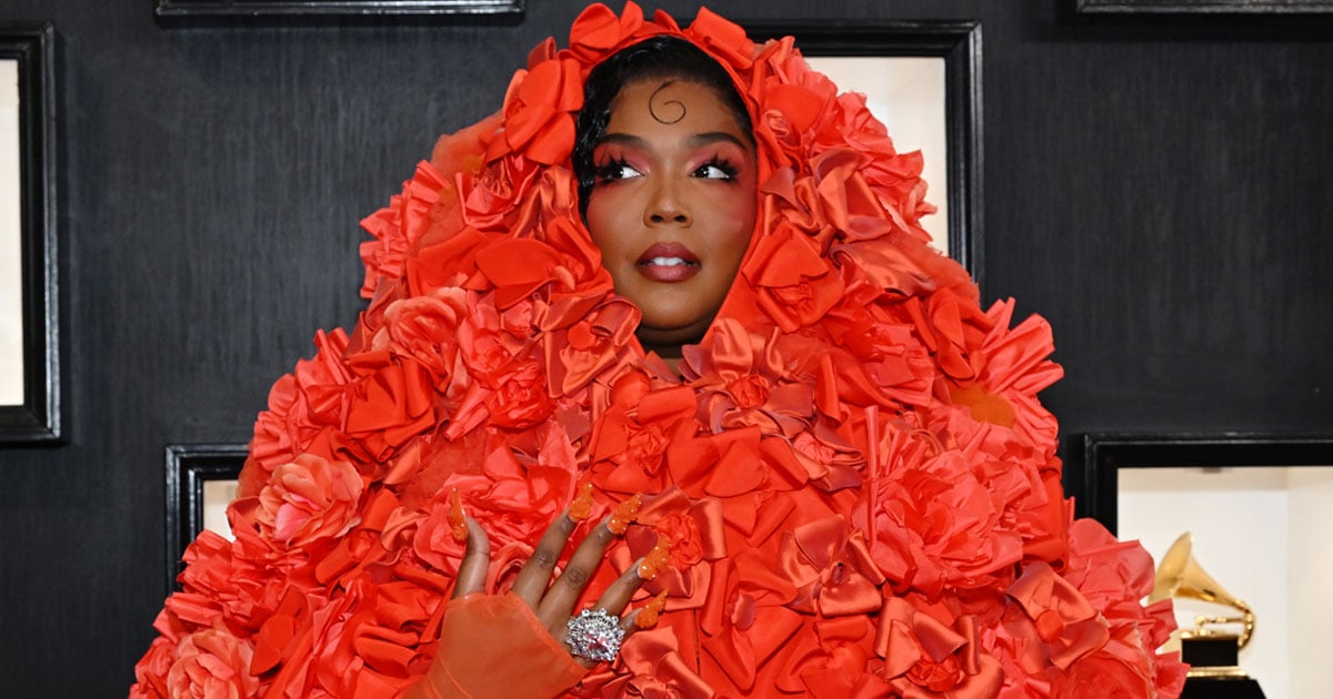 Vestido de capa floral de Lizzo no Grammy 2023 |  Fotos