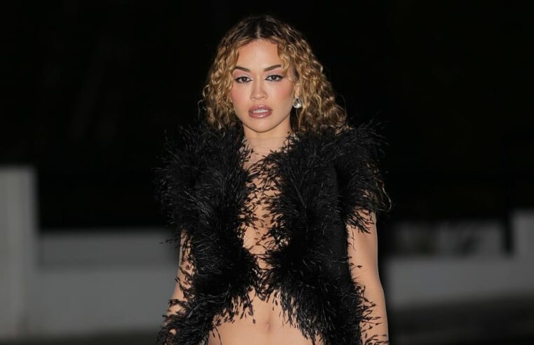 Vestido transparente de Rita Ora na festa pré-Grammy