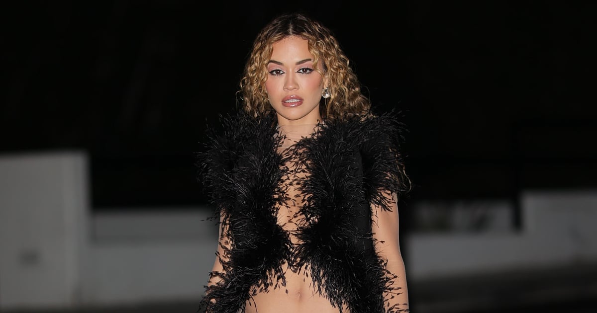 Vestido transparente de Rita Ora na festa pré-Grammy