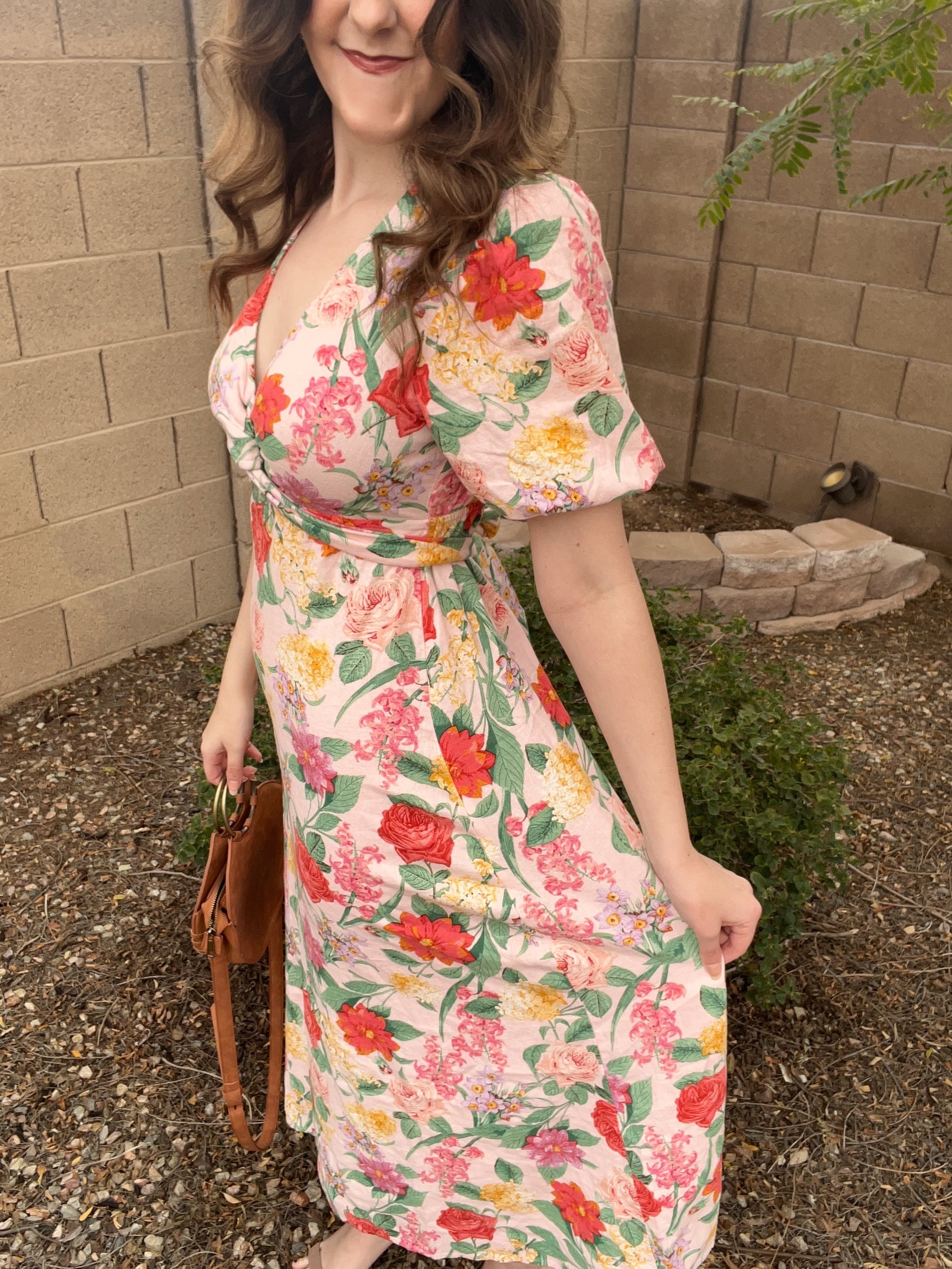 mulher usando vestido midi de linho floral Old Navy