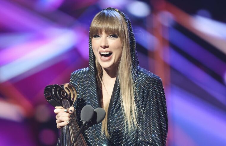 Catsuit com capuz de Taylor Swift no iHeartRadio Music Awards