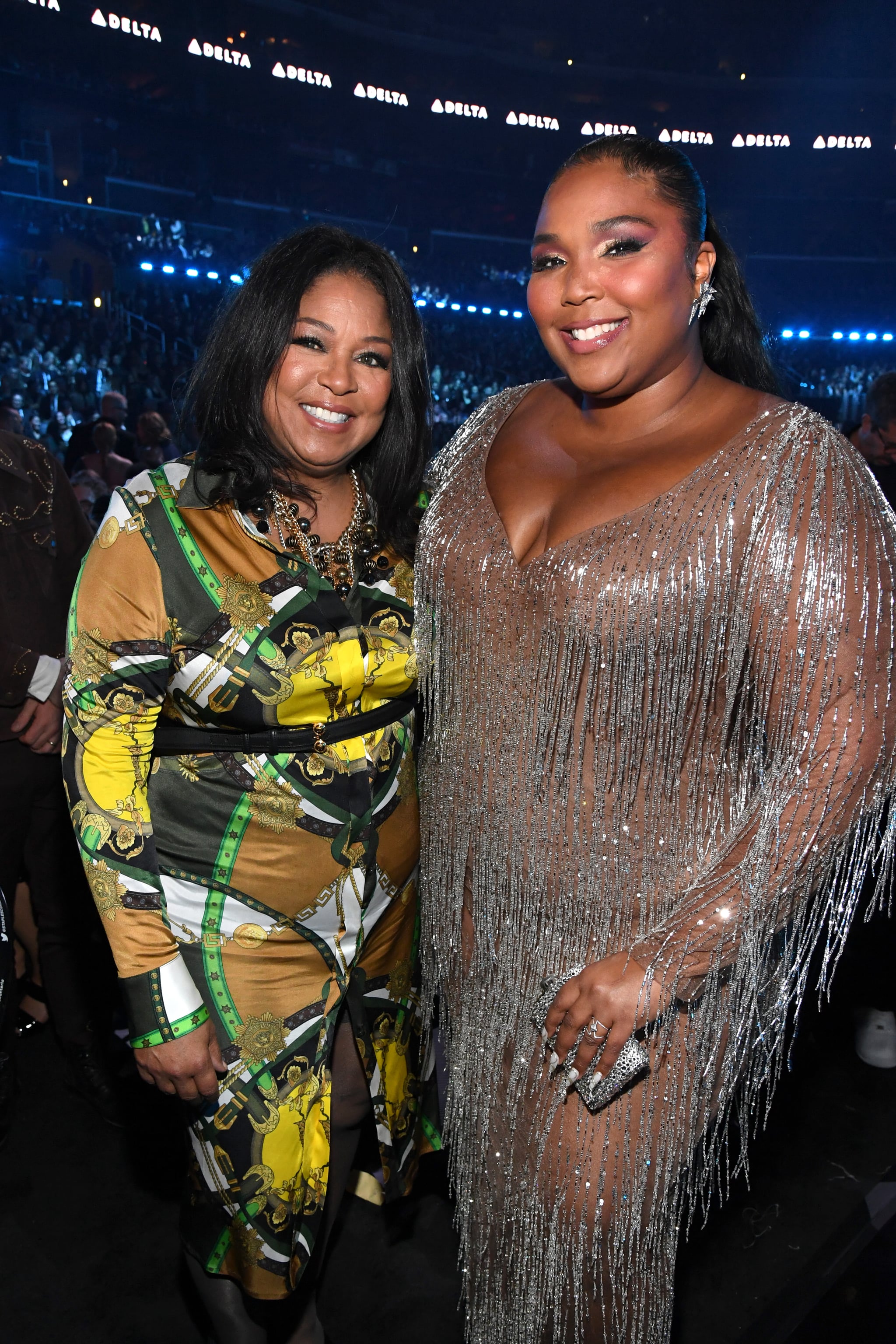 LOS ANGELES, CALIFÓRNIA - 26 DE JANEIRO: LIzzo (R) e Shari Johnson-Jefferson durante o 62º GRAMMY Awards no STAPLES Center em 26 de janeiro de 2020 em Los Angeles, Califórnia.  (Foto de Kevin Mazur/Getty Images para The Recording Academy)