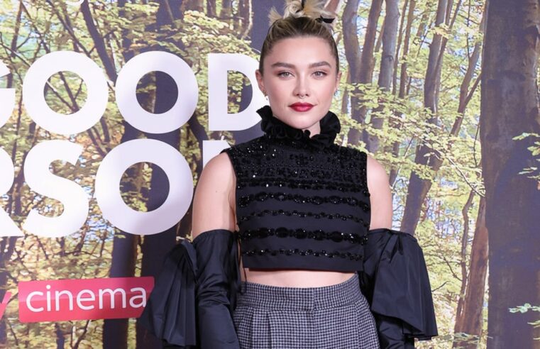 Florence Pugh usa luvas de ópera na estreia de A Good Person