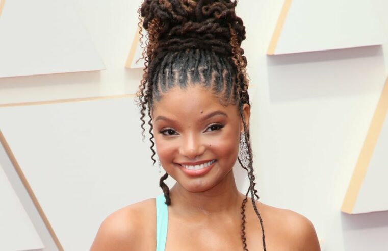 Halle Bailey usa biquíni estampado em seu aniversário de 23 anos