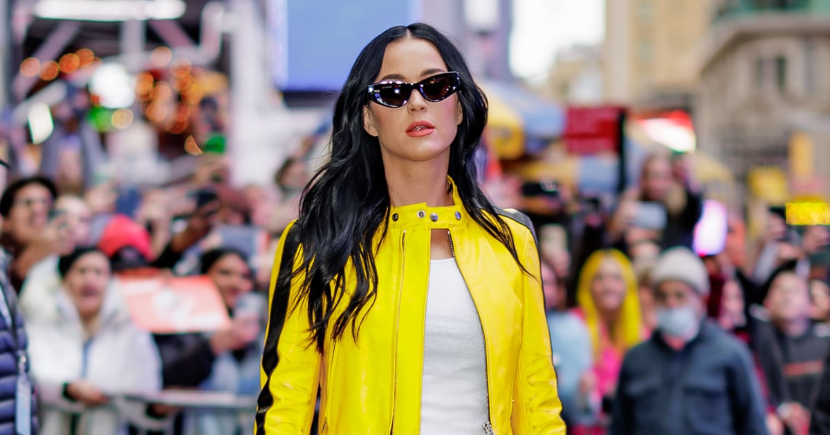 Jeans de cintura baixa de Katy Perry e jaqueta amarela de moto em Nova York