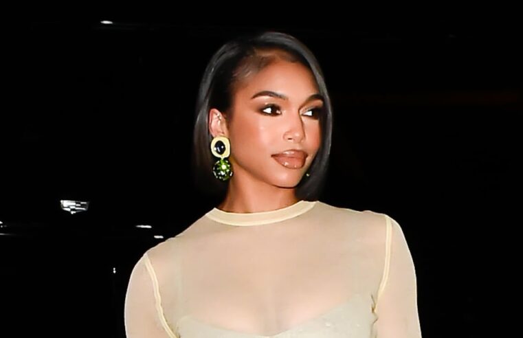 Lori Harvey’s Sheer Top & Skirt no Tory Burch Fall 2023