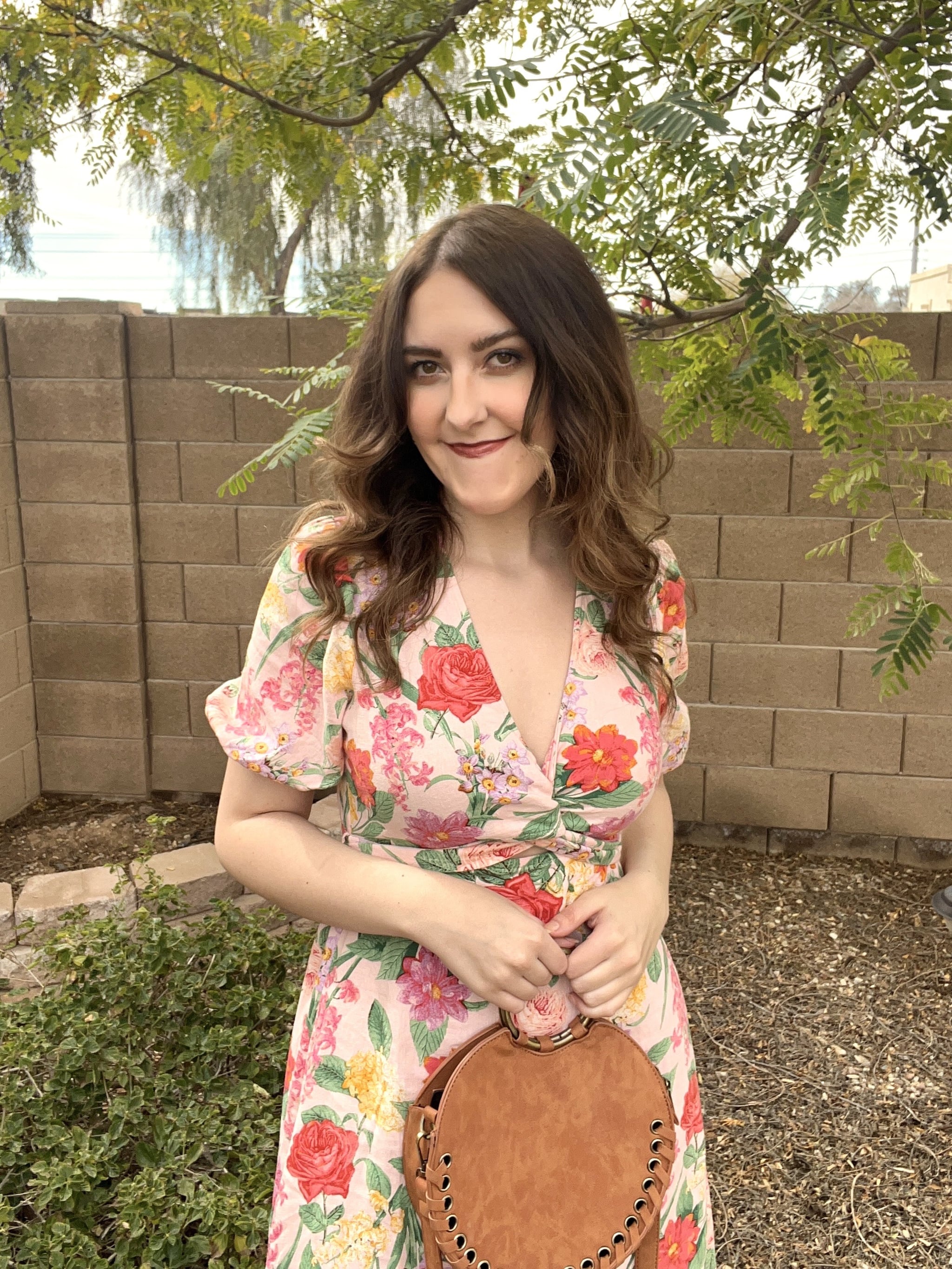 mulher usando vestido midi de linho floral Old Navy