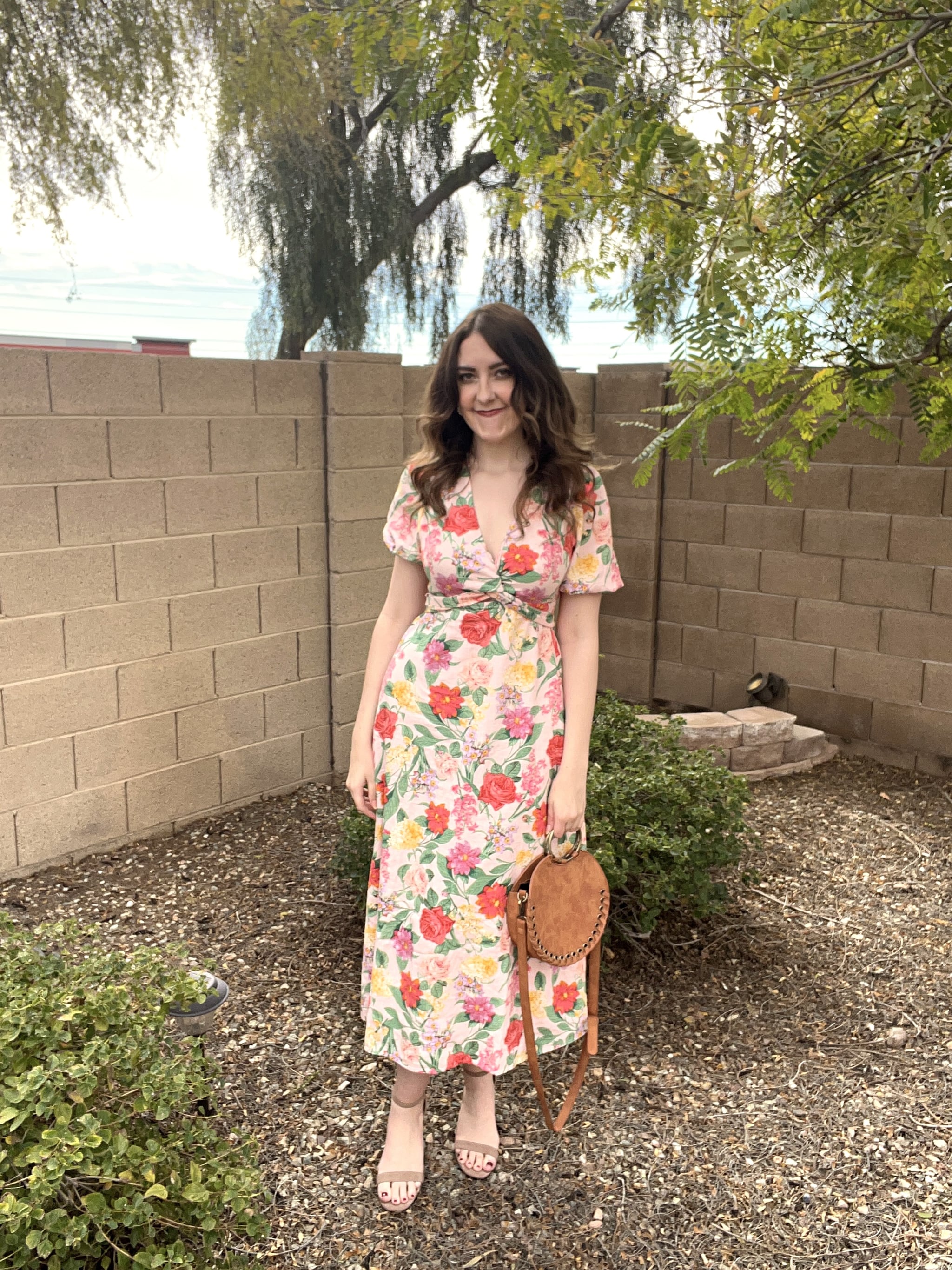 mulher usando vestido midi de linho floral Old Navy