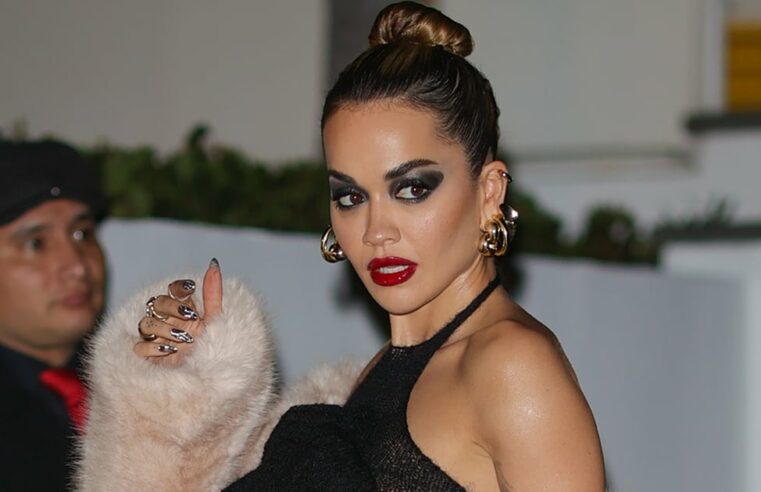 Rita Ora usa meia-calça transparente como calça em Los Angeles