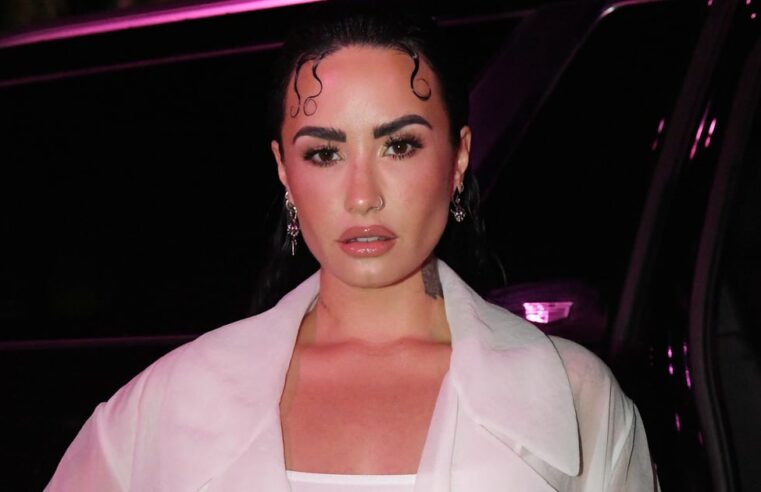 Roupa de chefe de Demi Lovato no desfile da primavera de 2023