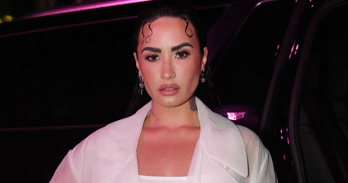 Roupa de chefe de Demi Lovato no desfile da primavera de 2023