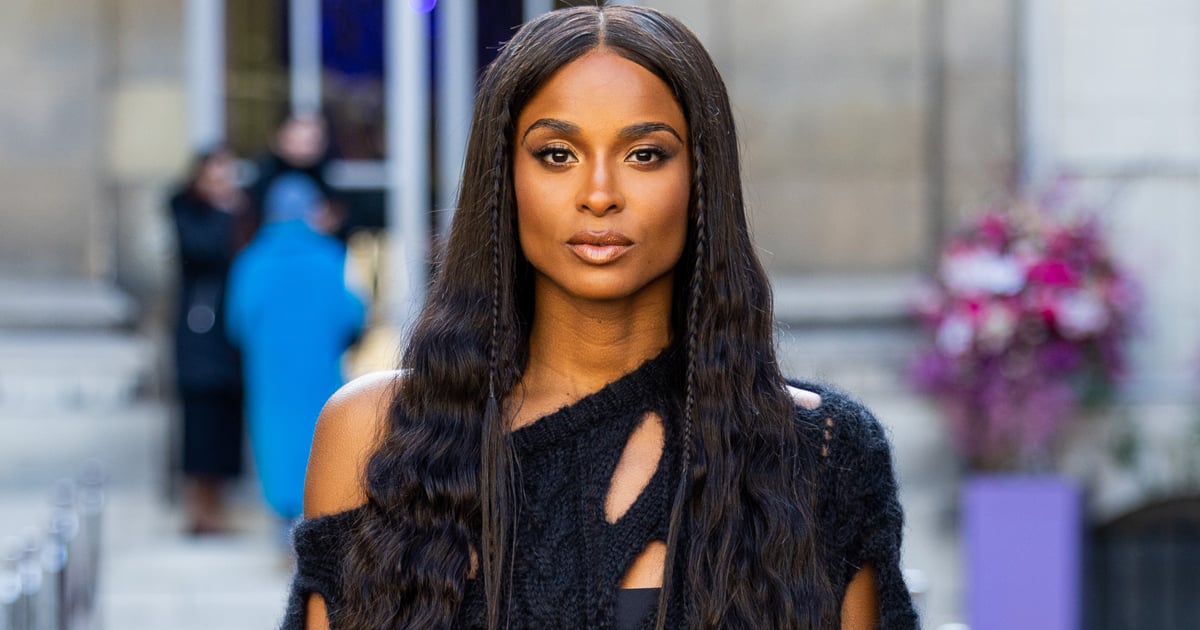 Vestido suéter de malha de Ciara na Semana de Moda de Paris