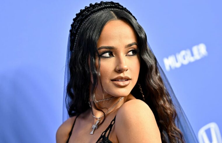 Véu de noiva preto de Becky G na Billboard Women in Music