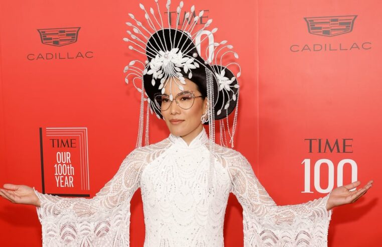 Ali Wong usa vestido vietnamita Áo Dài no baile Time100