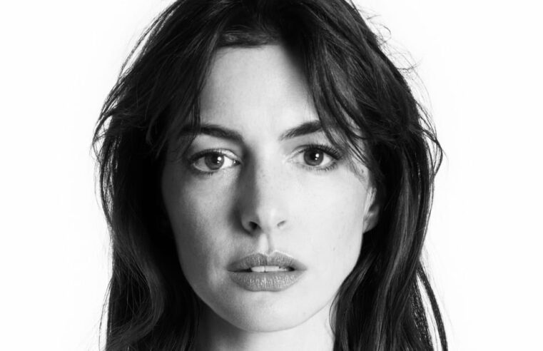 Anne Hathaway estrela campanha da coleção Icons da Versace