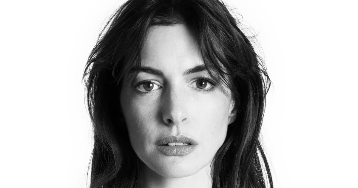 Anne Hathaway estrela campanha da coleção Icons da Versace